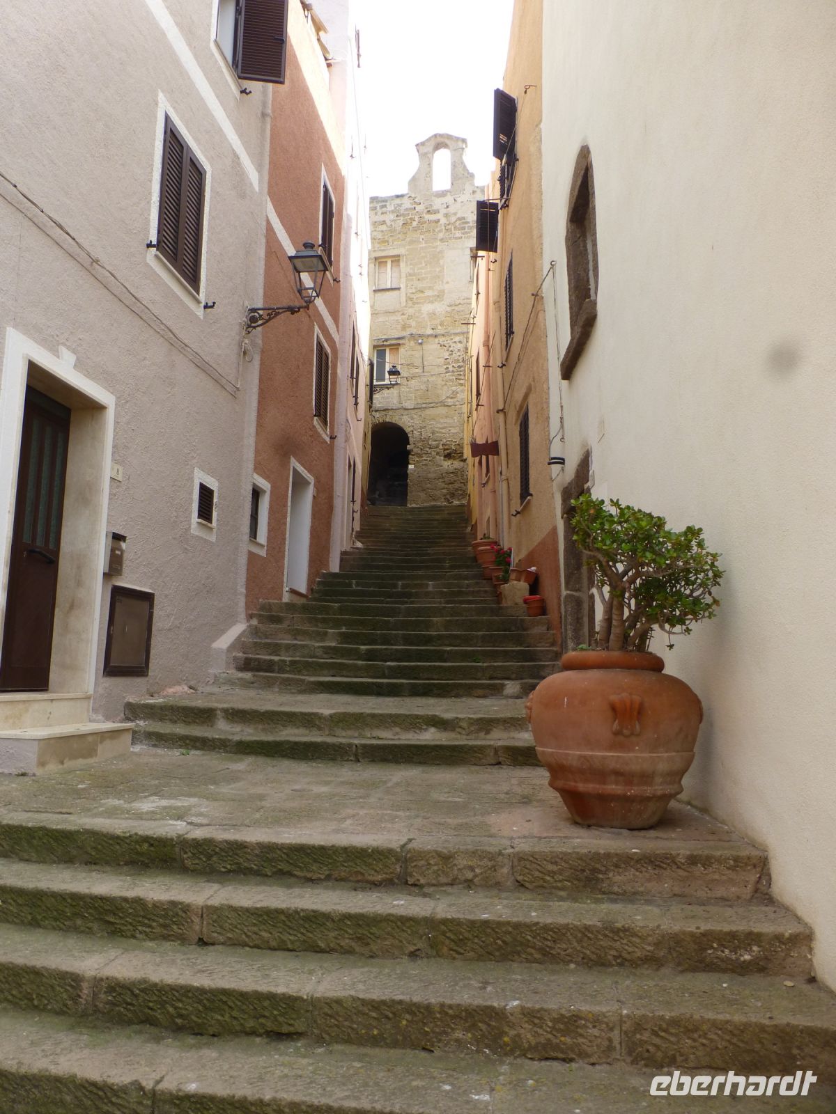 Nehmen wir diese Treppe noch? Lieber nicht, denn wir müssen …