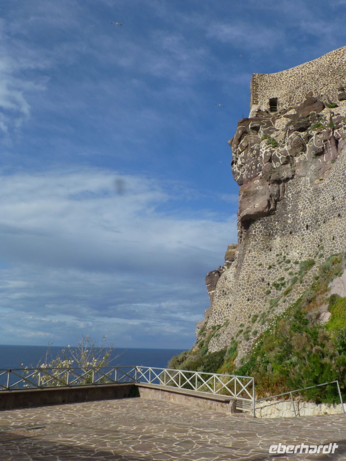 Aus dem Felsen „geboren“, so zeigt sich diese trutzige Festung.