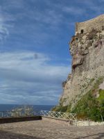 Aus dem Felsen „geboren“, so zeigt sich diese trutzige Festung.