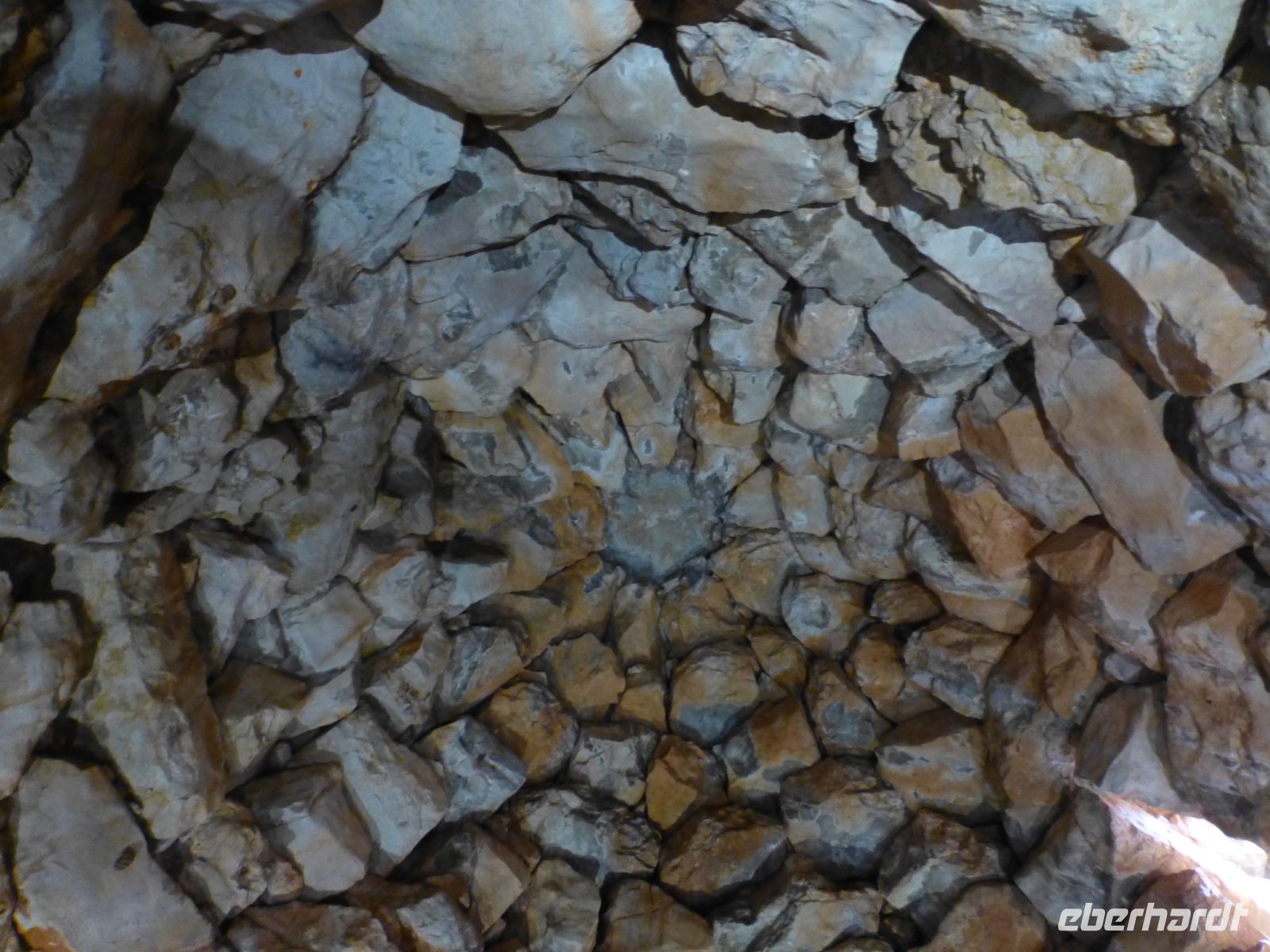 Schwere Steine formen sich zum Gewölbe.