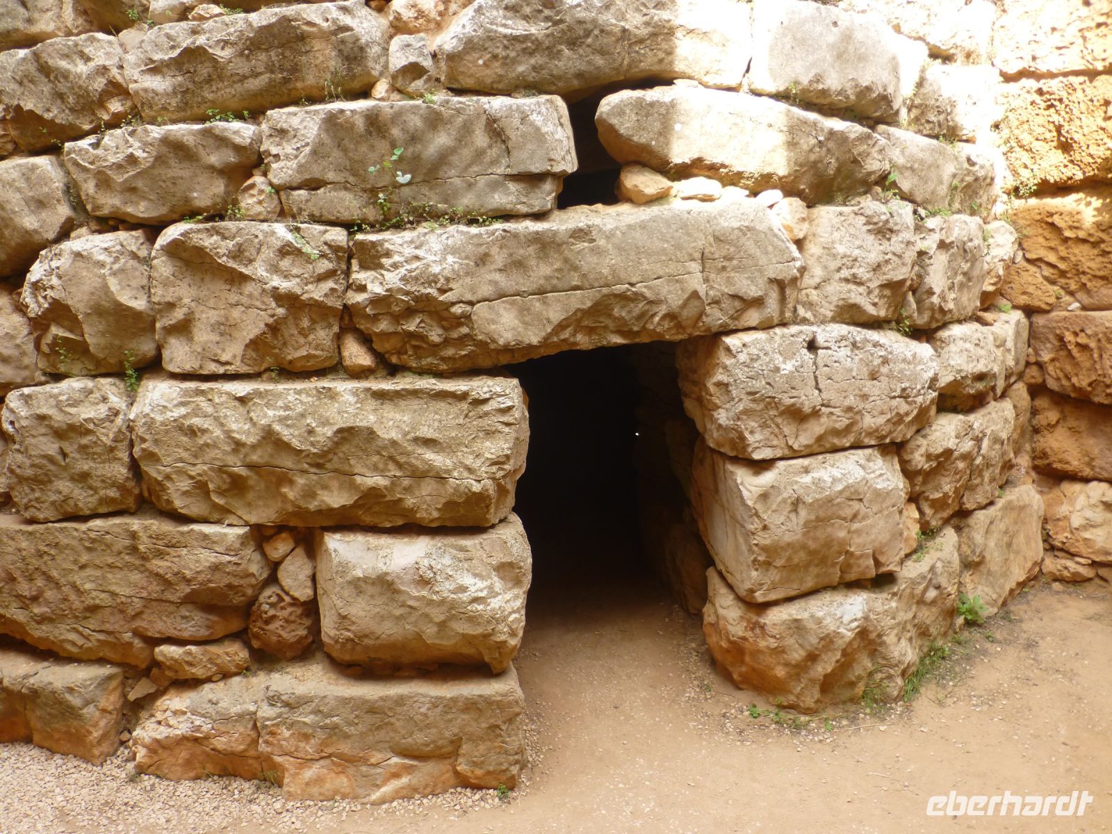 Der Türsturz hat ein Gewicht von rund sieben Tonnen.