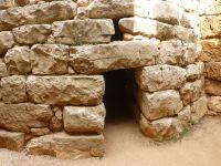 Der Türsturz hat ein Gewicht von rund sieben Tonnen.