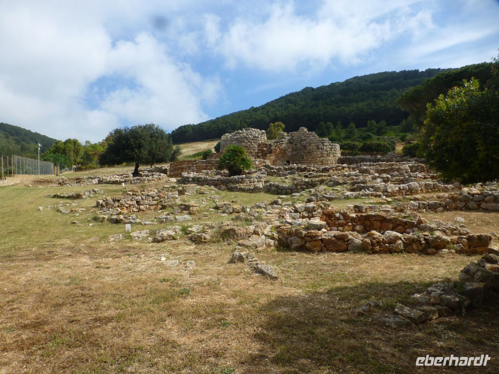 Fundamente zeugen von einer Ansiedlung um den Turm herum.