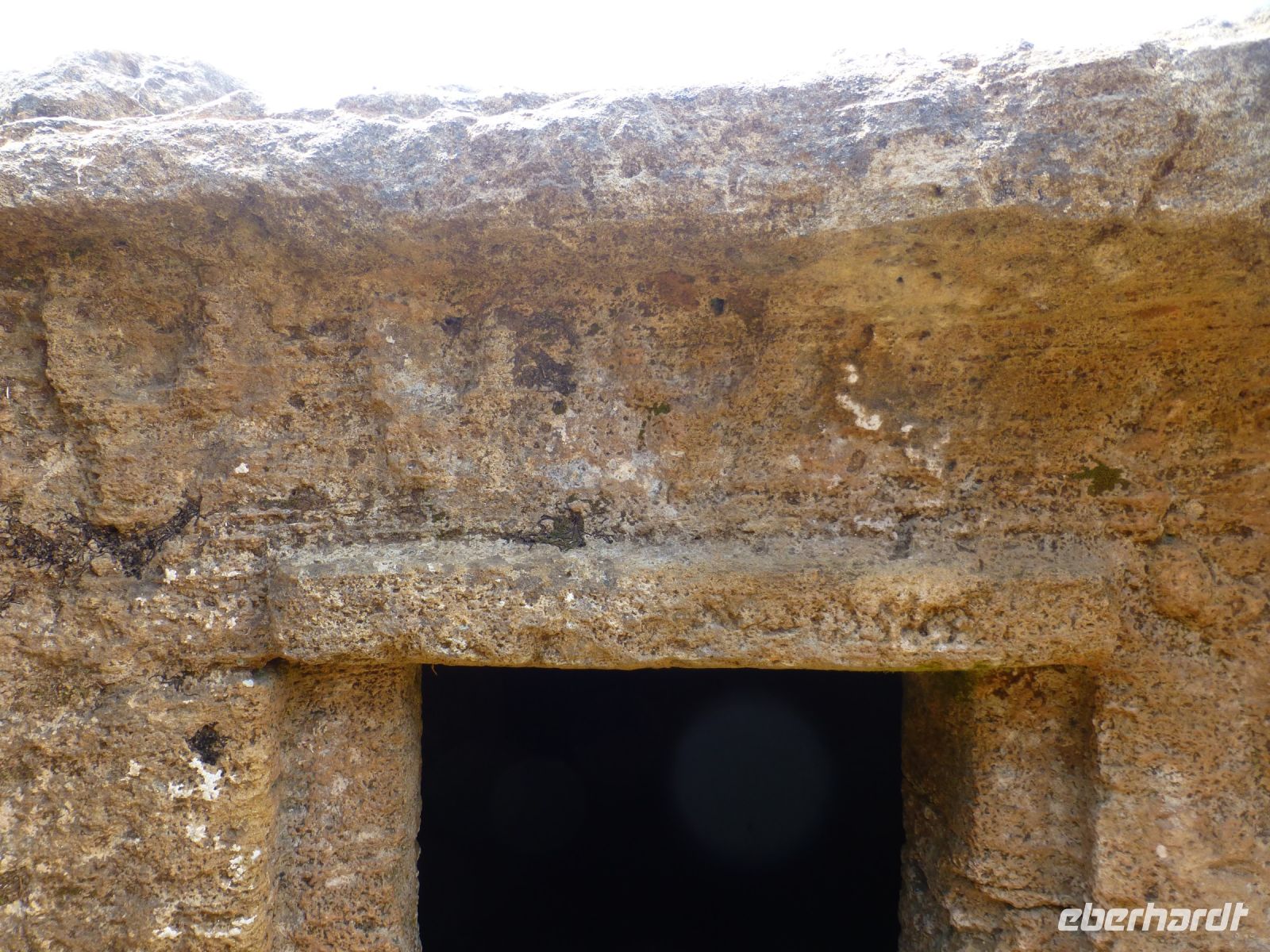 Der Türsturz in der Nekropole Anghelo Ruju zeigt Stierköpfe, links noch gut zu erkennen. 