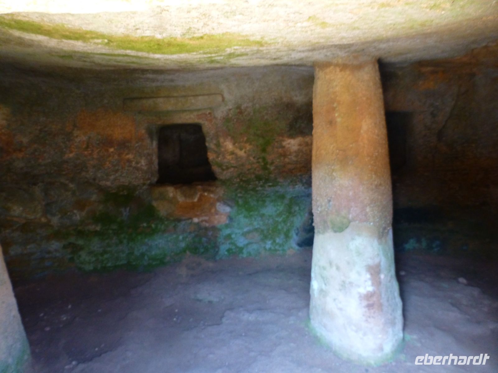 Aus dem Kalkstein wurden die Grabhöhlen herausgearbeitet. 