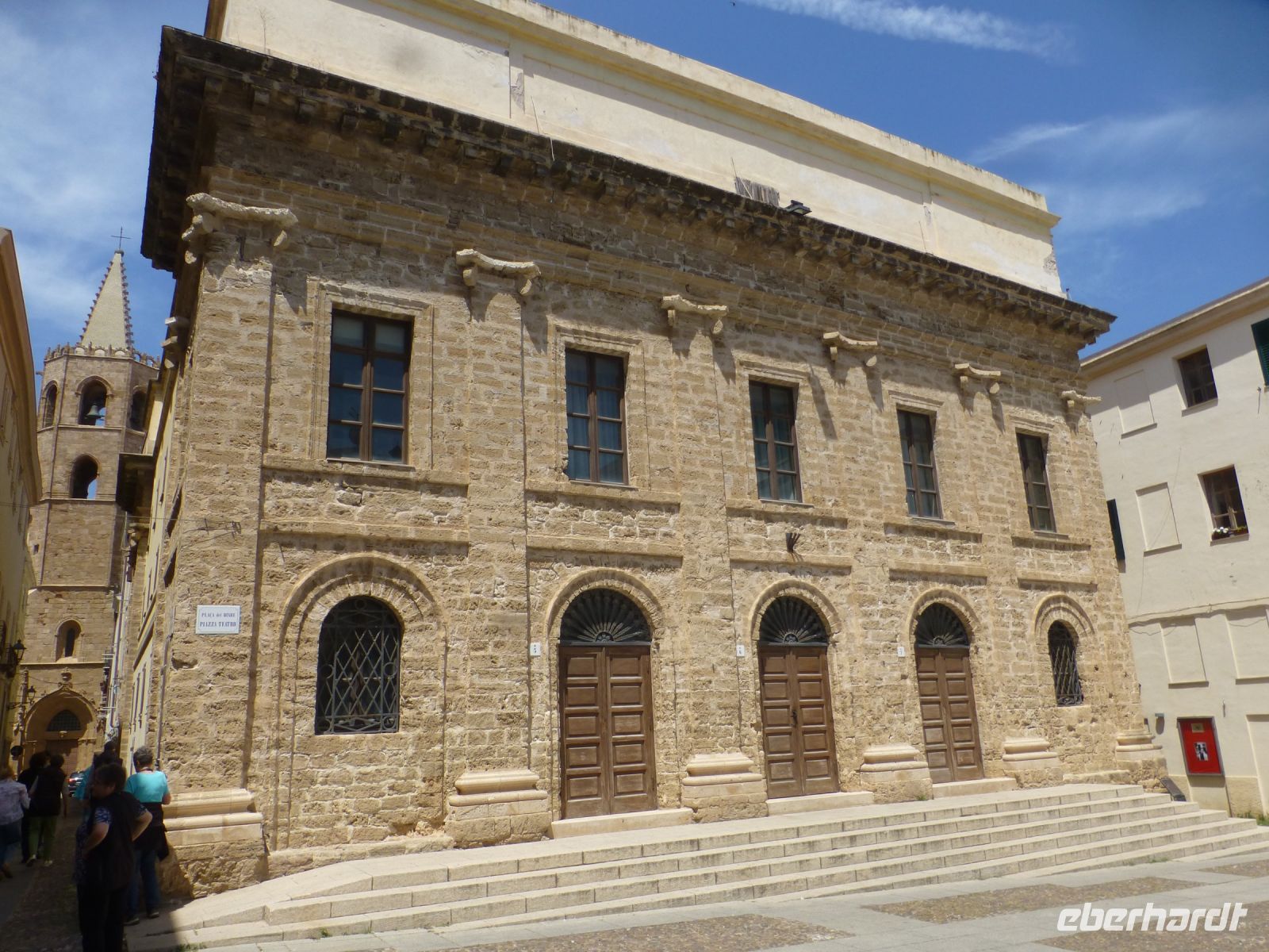 Das Theater weist auf früheren gutgehenden Fremdentourismus hin. 