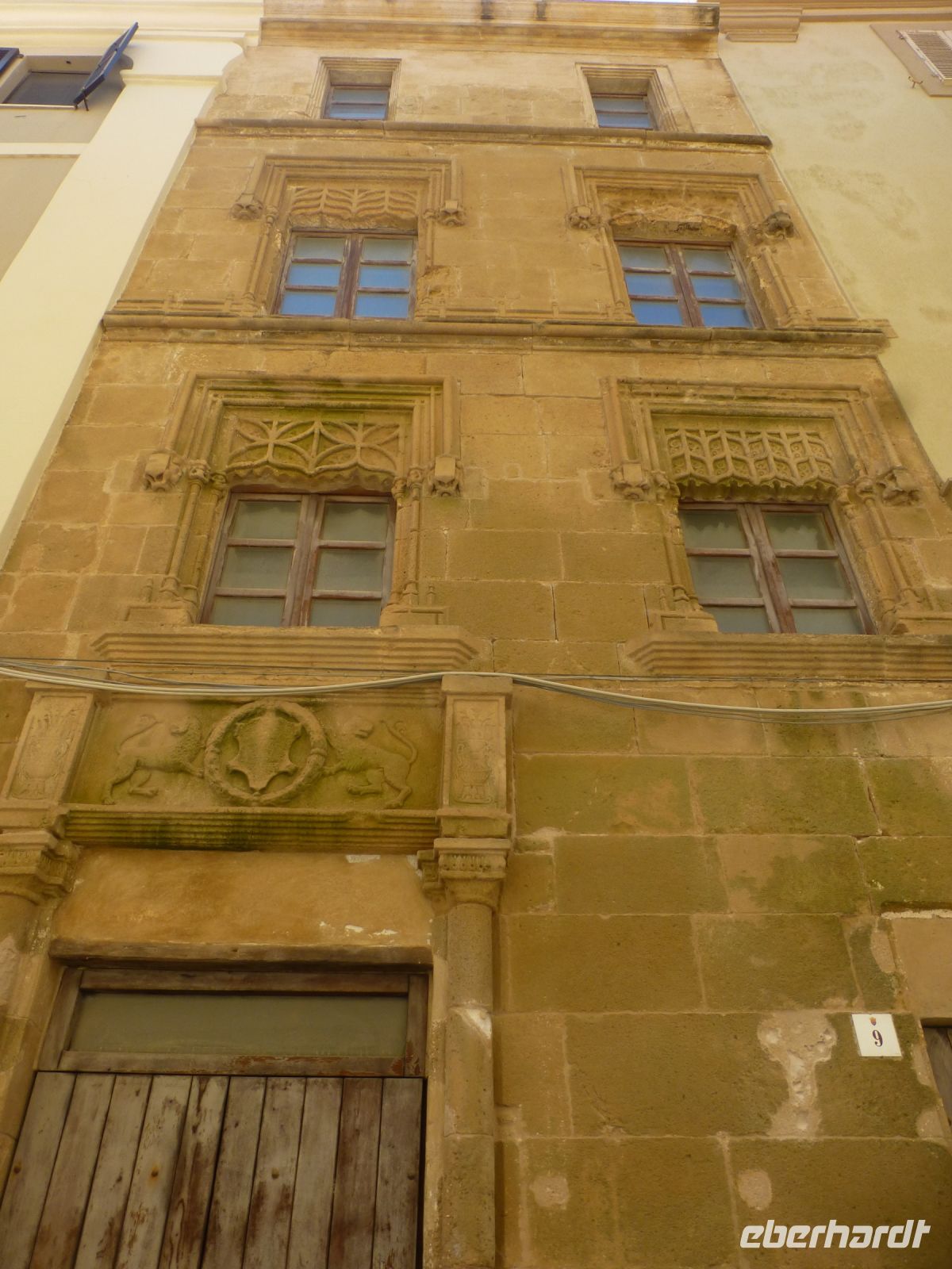 Eine gotische Hausfassade, zwei Fenster breit und sehr hoch. 