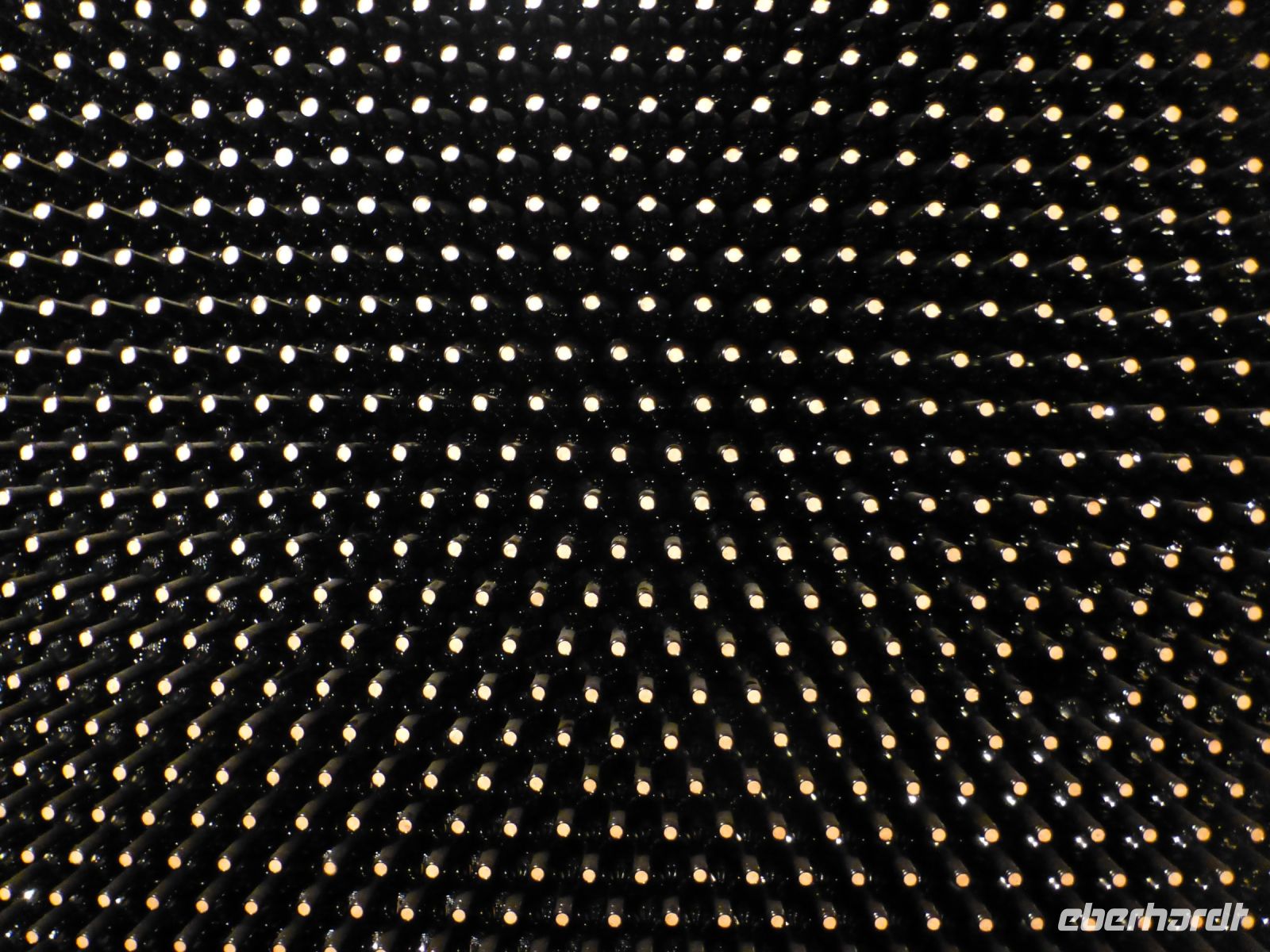 Ein Muster ganz eigener Art. Auf diese Weise lagern 4000 Flaschen hintereinander.