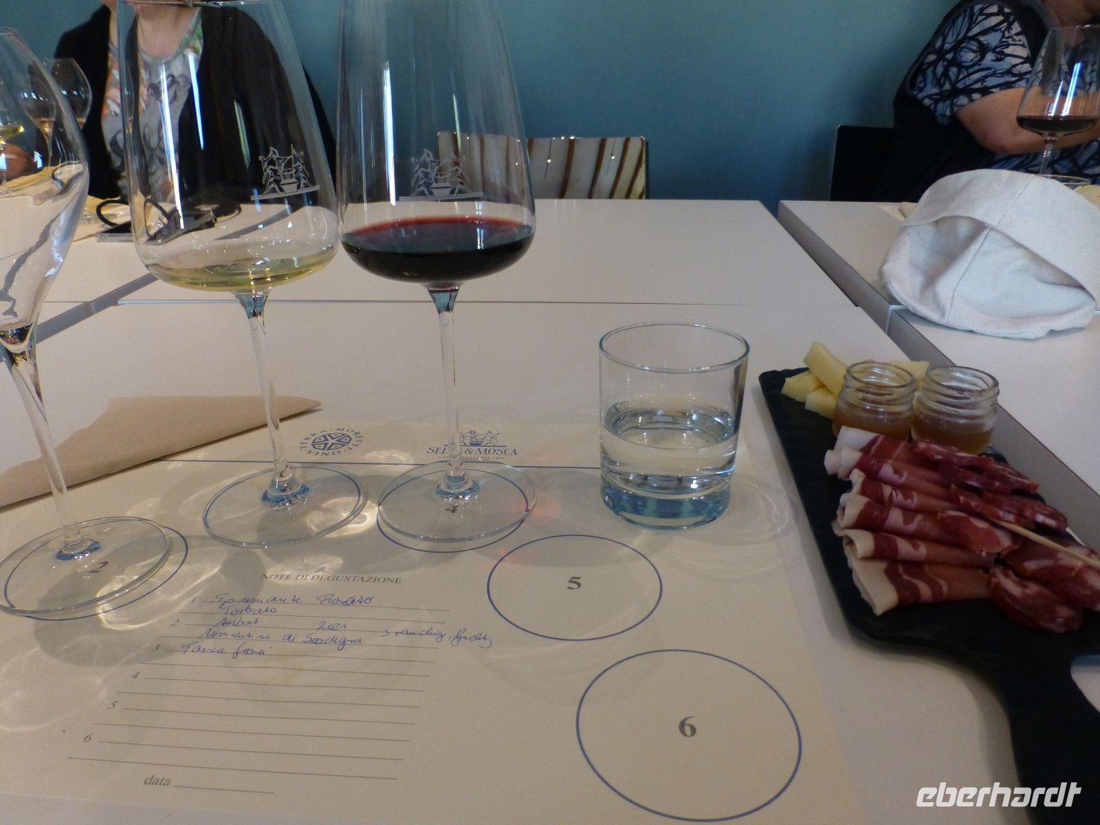 Mmmh. Ein Spumante, ein Weiß- und ein Rotwein. Und dazu diese feinen Leckereien. 