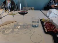 Mmmh. Ein Spumante, ein Weiß- und ein Rotwein. Und dazu diese feinen Leckereien. 