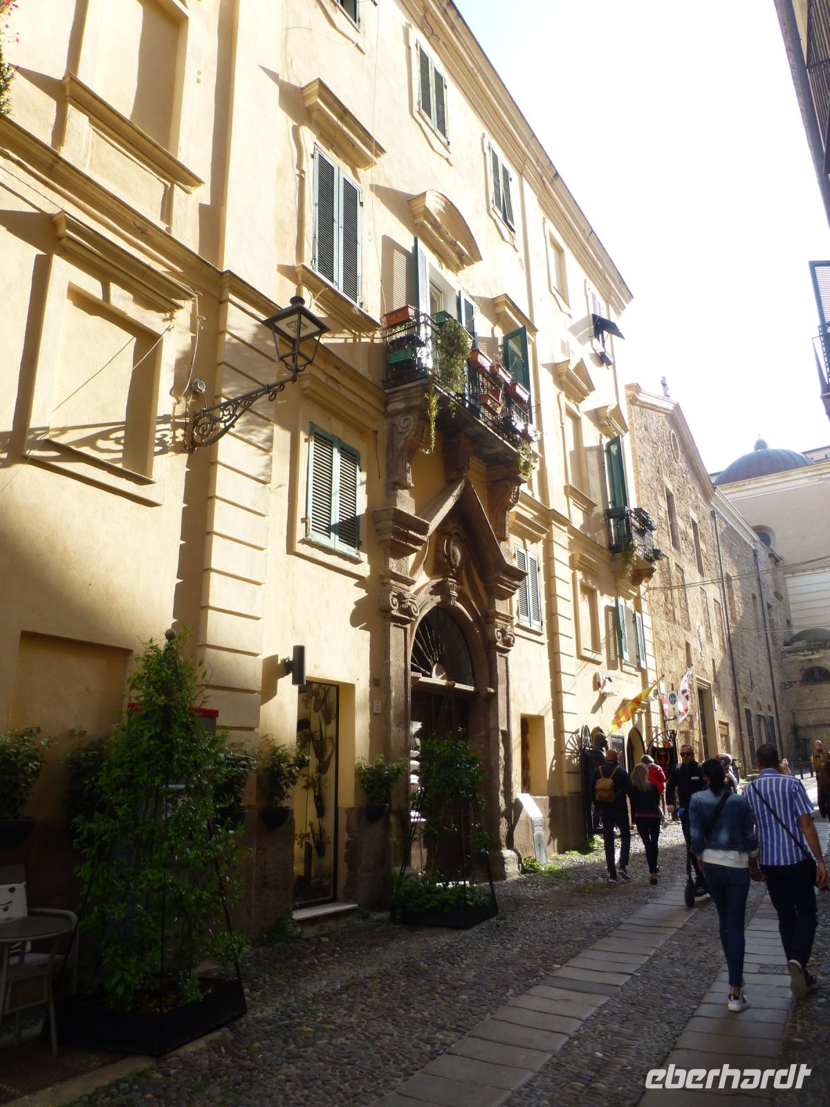 Das warme Licht des späten Nachmittags vergoldet die Stadt. 