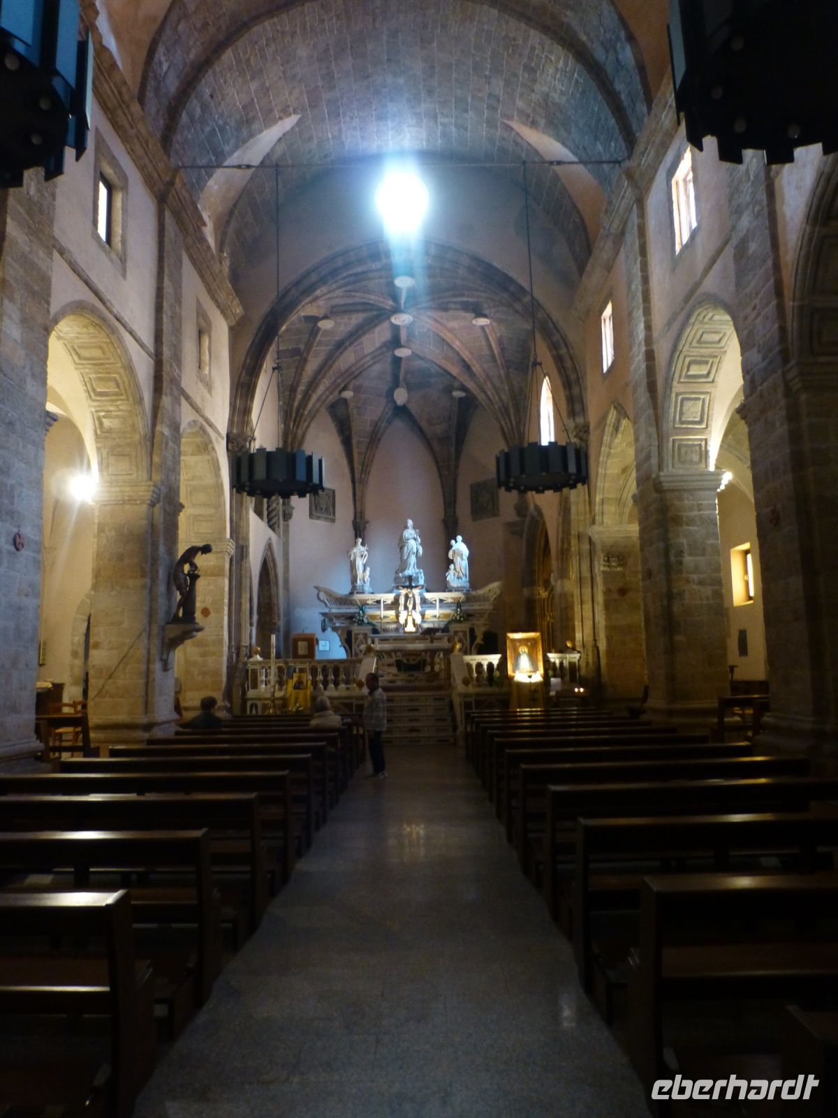Der Altar in der Kathedrale ist wie ein Schiff gestaltet.
