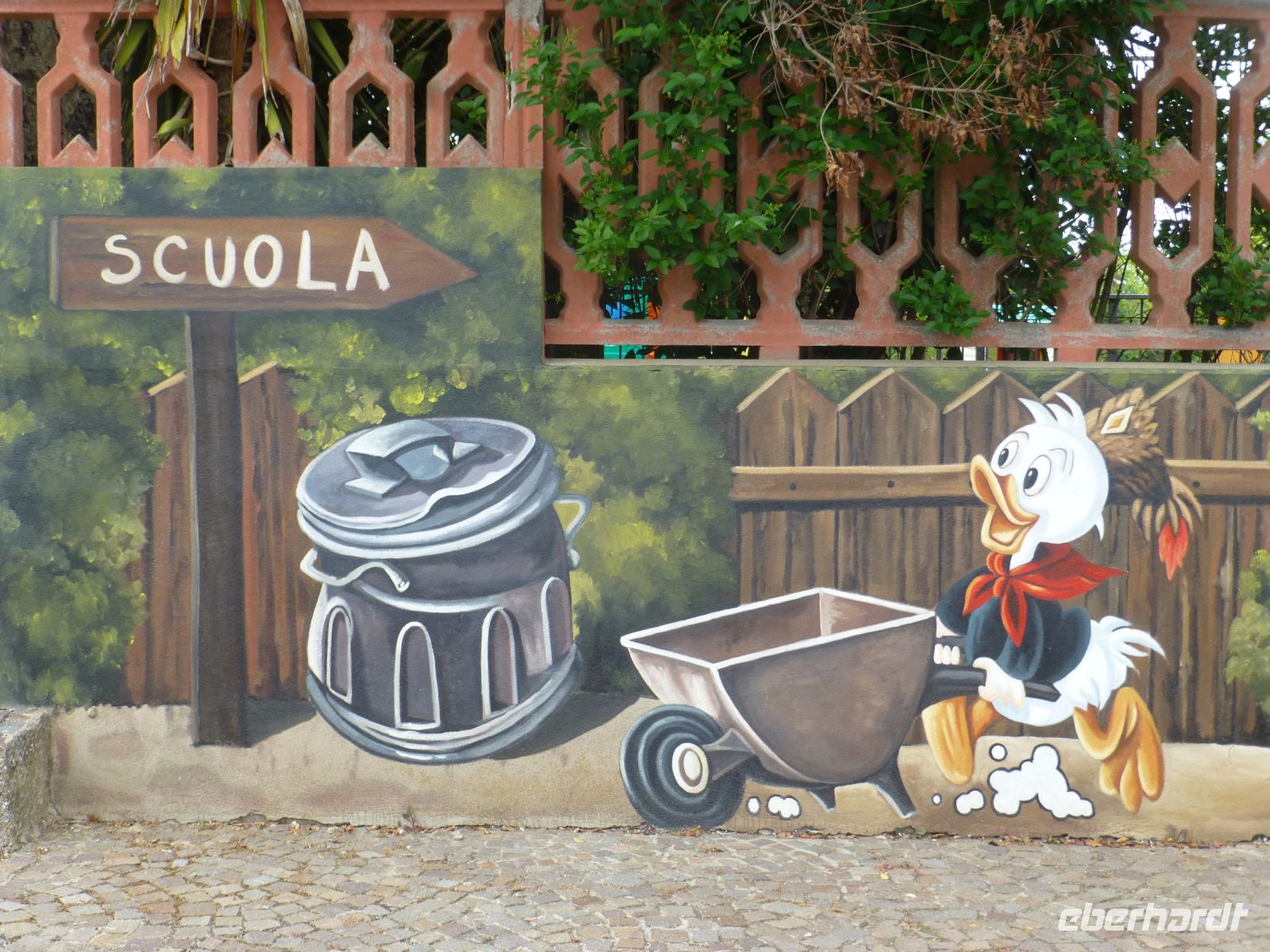 In Tinnura werden die Kinder mit Disneyfiguren auf dem Schulweg ermuntert.