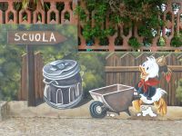 In Tinnura werden die Kinder mit Disneyfiguren auf dem Schulweg ermuntert.