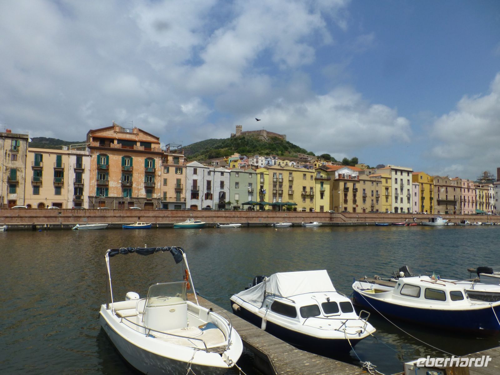 Bosa mit dem Burgberg und dem Fluß Temo