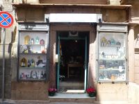 … der Eingang zu einem Lädchen mit allerhand Auswahl. 