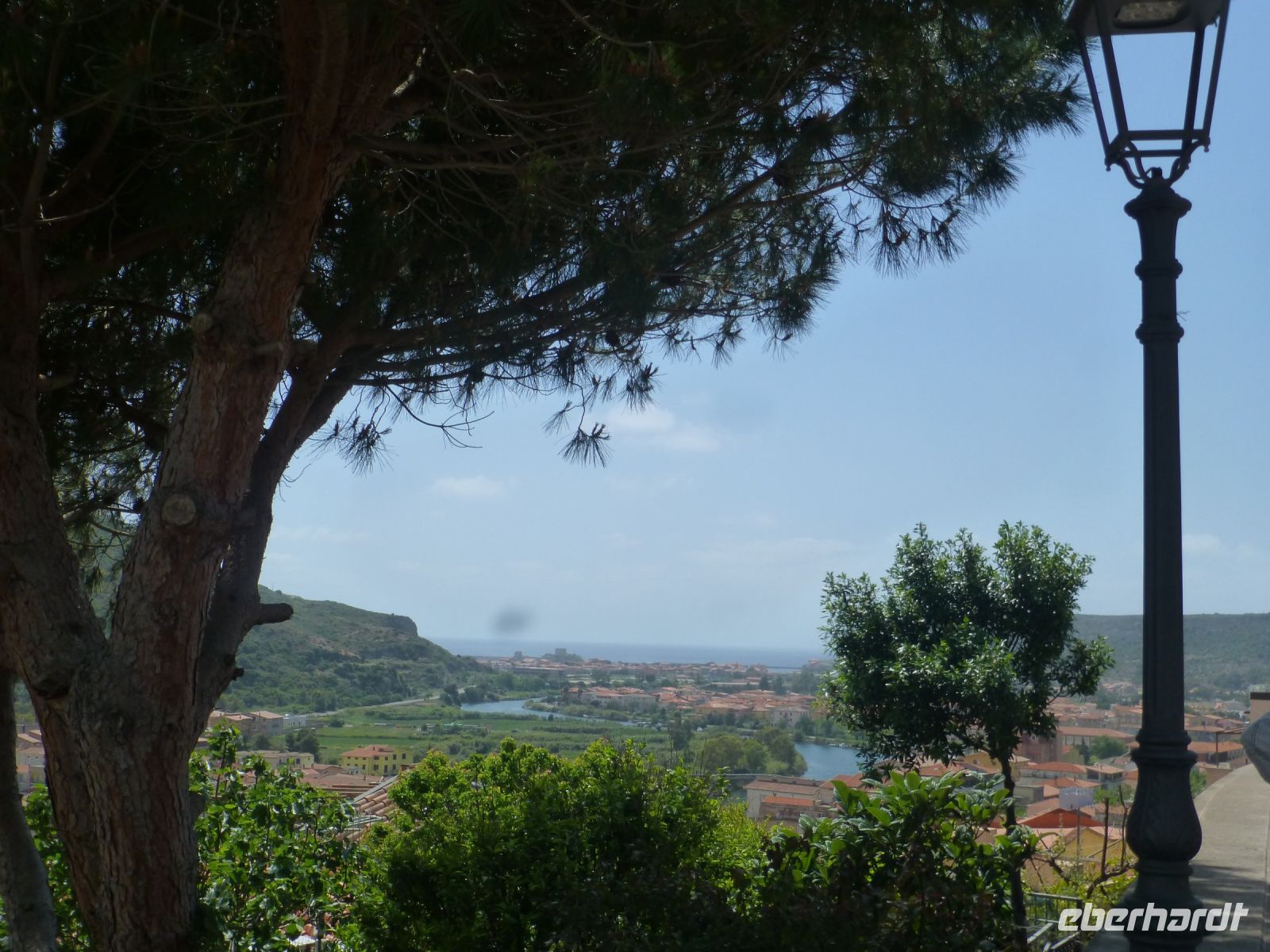Blick zum Temo, der ins Meer mündet.