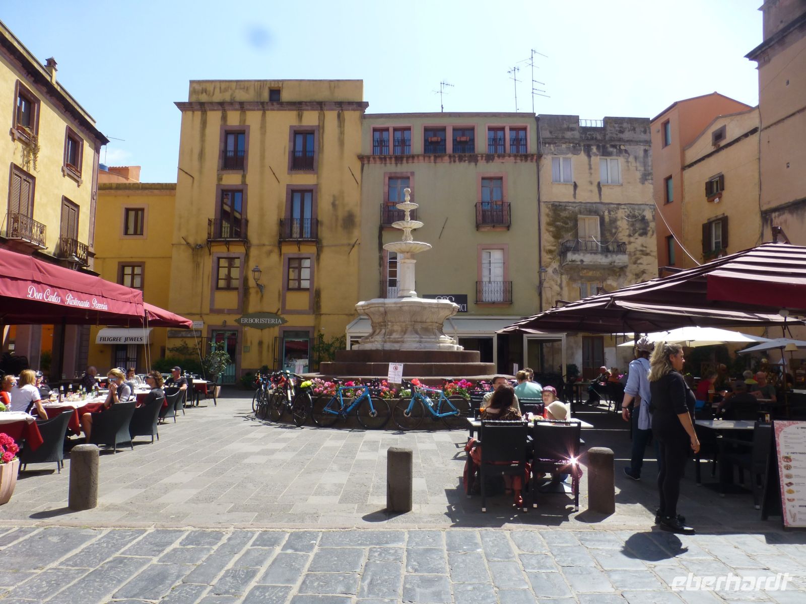 Der Hauptplatz, die Piazza Constituzione 
