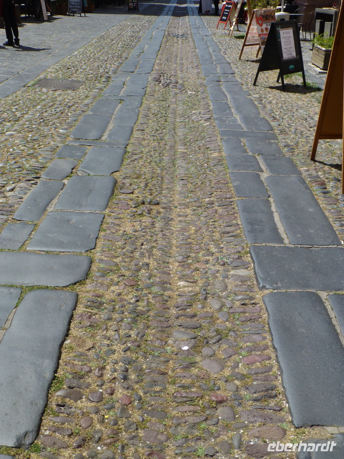 Die Pflasterung des Corso Vittorio Emanuele ist an die früheren Karrenräder angepasst.