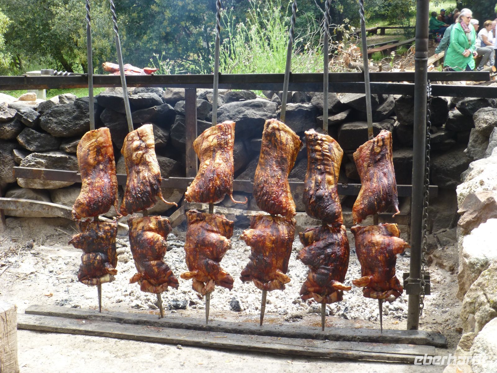 Szenenwechsel: Mittagessen im Freien. Die Spanferkel sind eine Spezialität auf Sardinien.