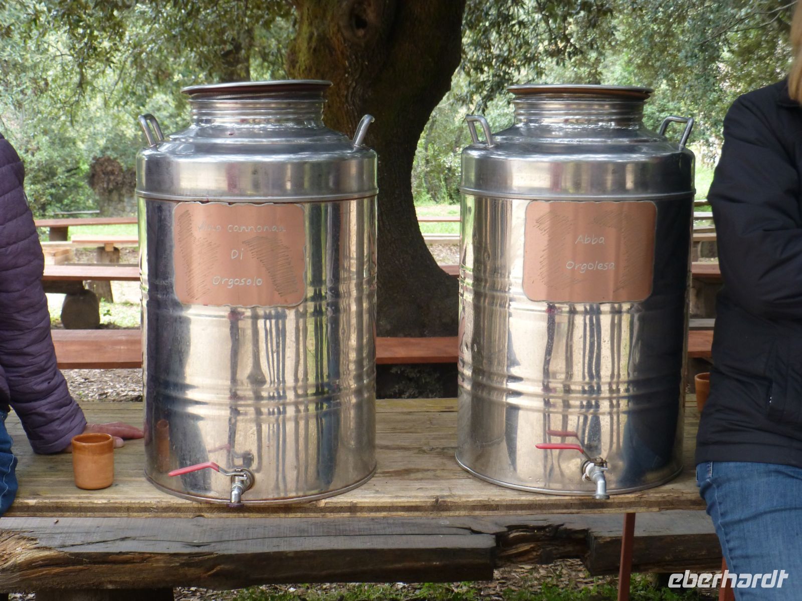 Um die Wartezeit von drei Stunden zu überbrücken, wurden wir mit einer Füllung Rotwein versorgt.