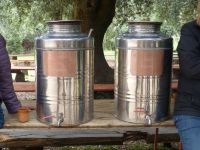 Um die Wartezeit von drei Stunden zu überbrücken, wurden wir mit einer Füllung Rotwein versorgt.