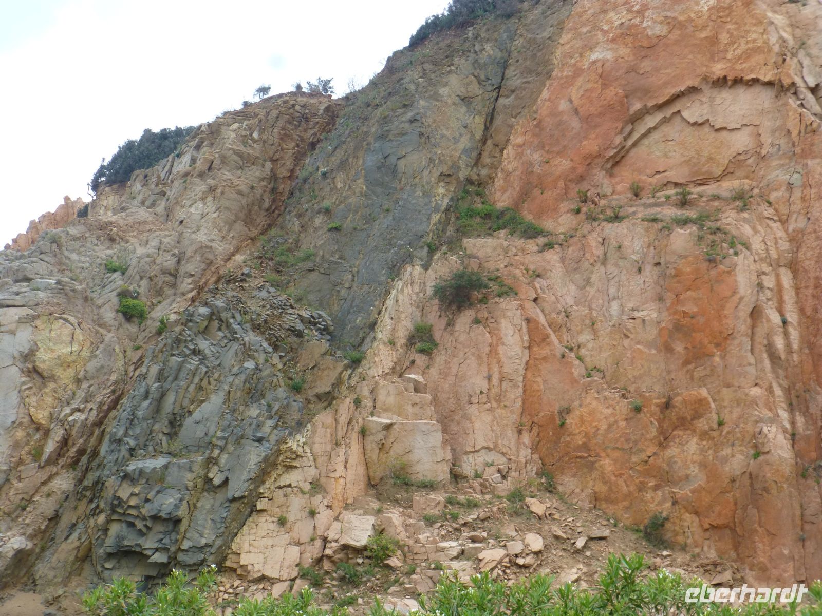 Granit und Porphyr, zwei harte Gesteine, liegen sich förmlich im Arm.