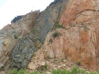 Granit und Porphyr, zwei harte Gesteine, liegen sich förmlich im Arm.