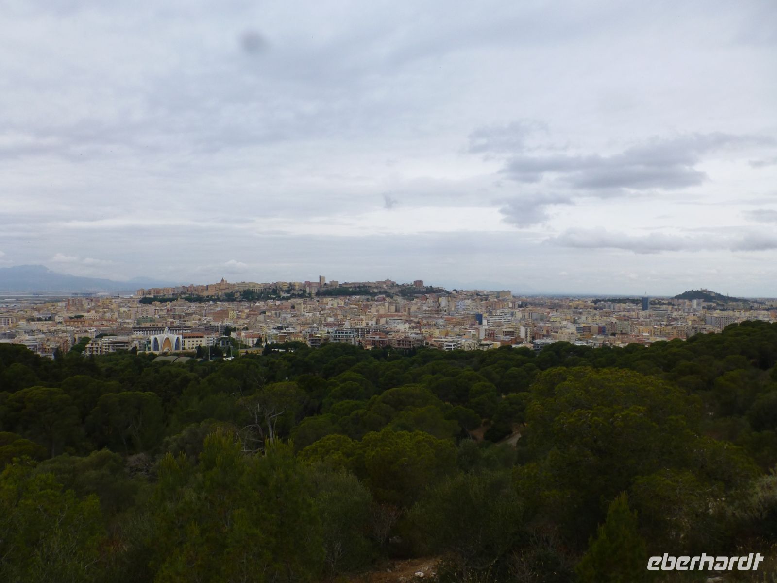 Panoramablick vom Monte Urpino auf die Stadt und den Burgberg