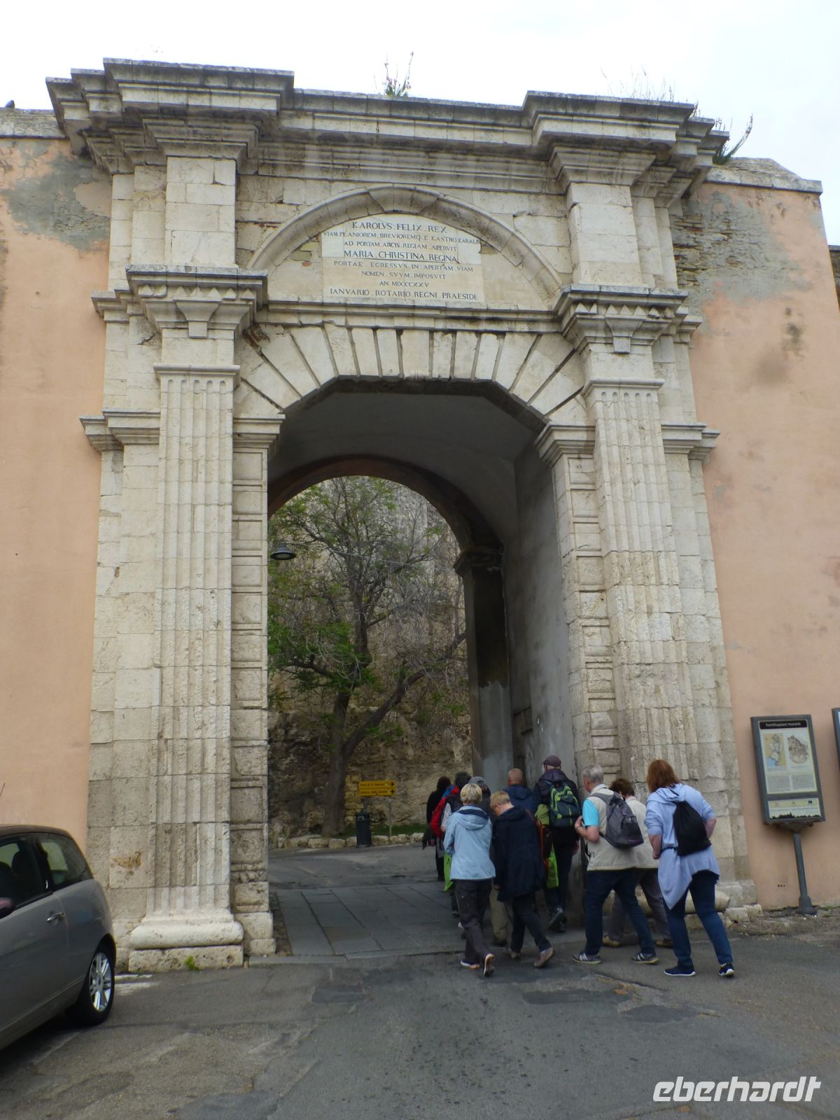 Die Zugänge zur Burg teilen sich die Fußgänger mit den Autos. Daher ist Eile geboten.