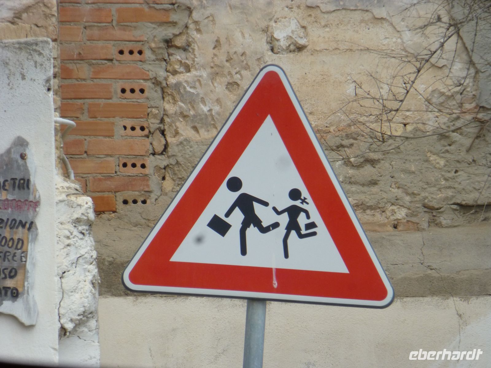 So freudig springen die Kinder in Cagliari in die Schule.