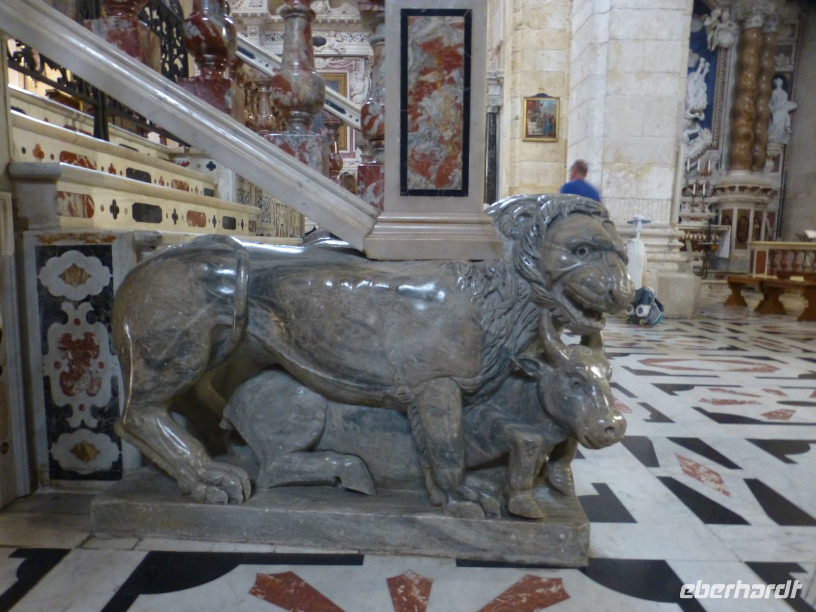 Vier Alabasterlöwen beschützen die symbolisch dargestellten Apostel.