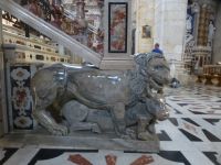 Vier Alabasterlöwen beschützen die symbolisch dargestellten Apostel.