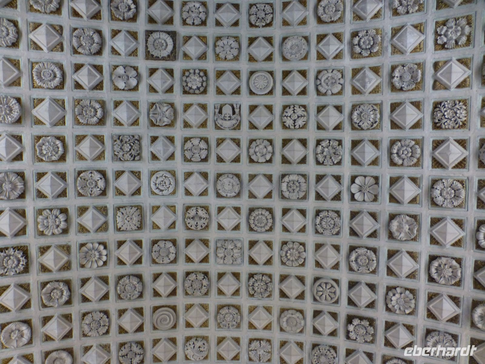 Deckengewölbe in der Krypta; keine Rosette gleicht der anderen. 