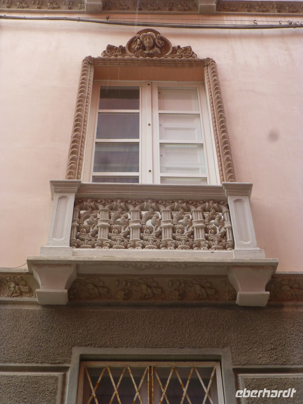 Details von herausgeputzten Fassaden, hier das Fenster …