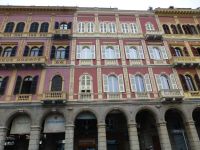 Klassizistische Fassadenfront zum Hafen, darunter die Arkaden, die für trockene Füße sorgen.