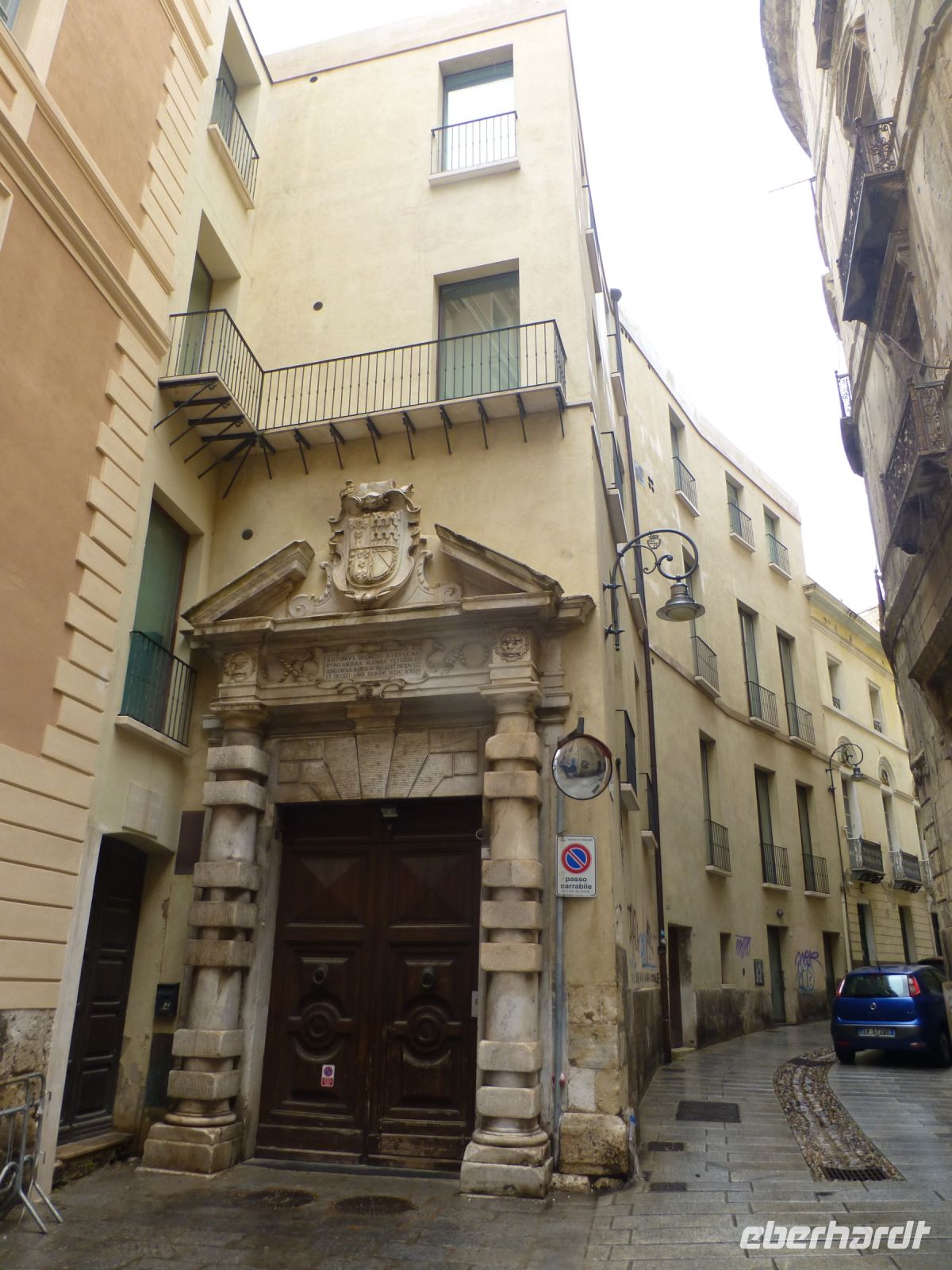 Altes Portal in neuer Fassung