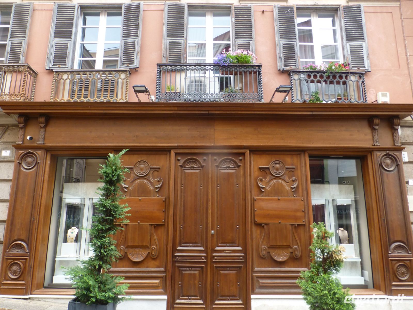 Schmuck sieht er aus, der Schmuckladen.