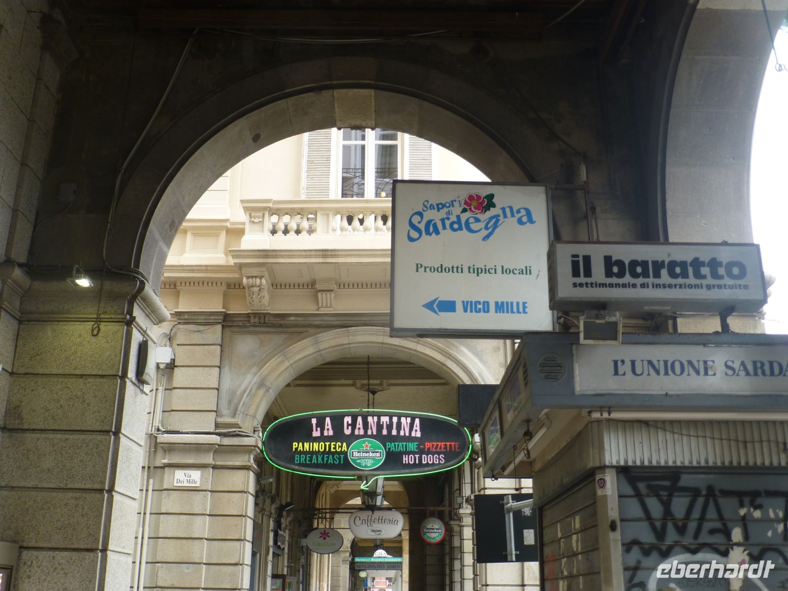 Leuchtreklame wirbt um die Kundengunst.