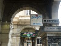 Leuchtreklame wirbt um die Kundengunst.