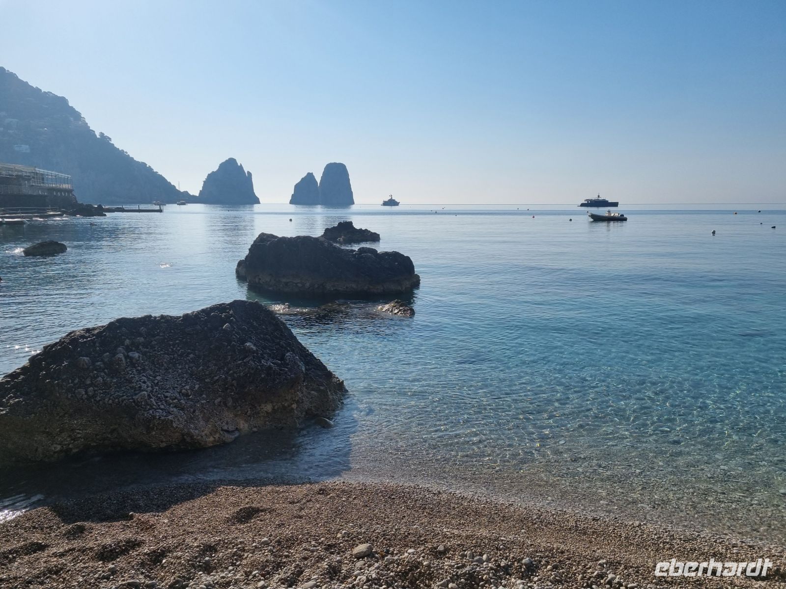 Marina Piccola mit Blick auf die Faraglioni-Felsen 