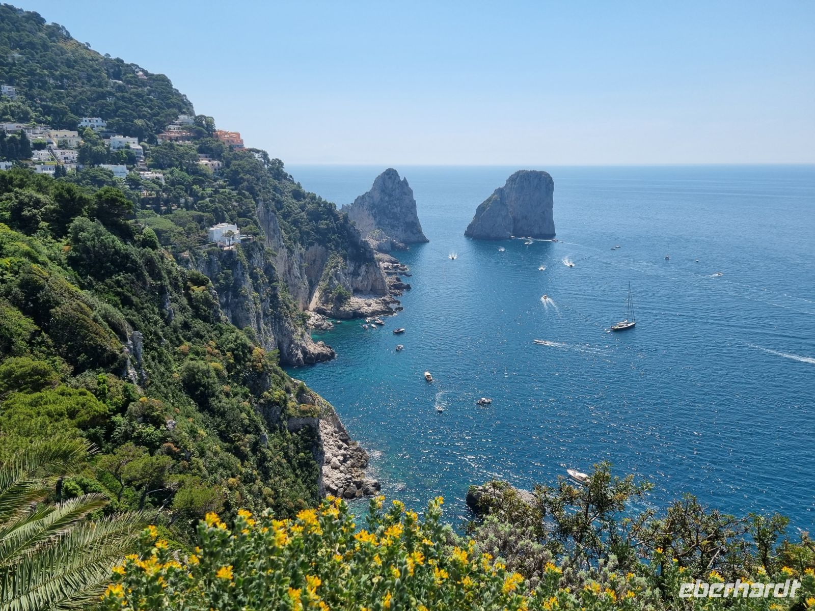 Blick von den Augustusgärten in Richtung Faraglioni-Felsen 