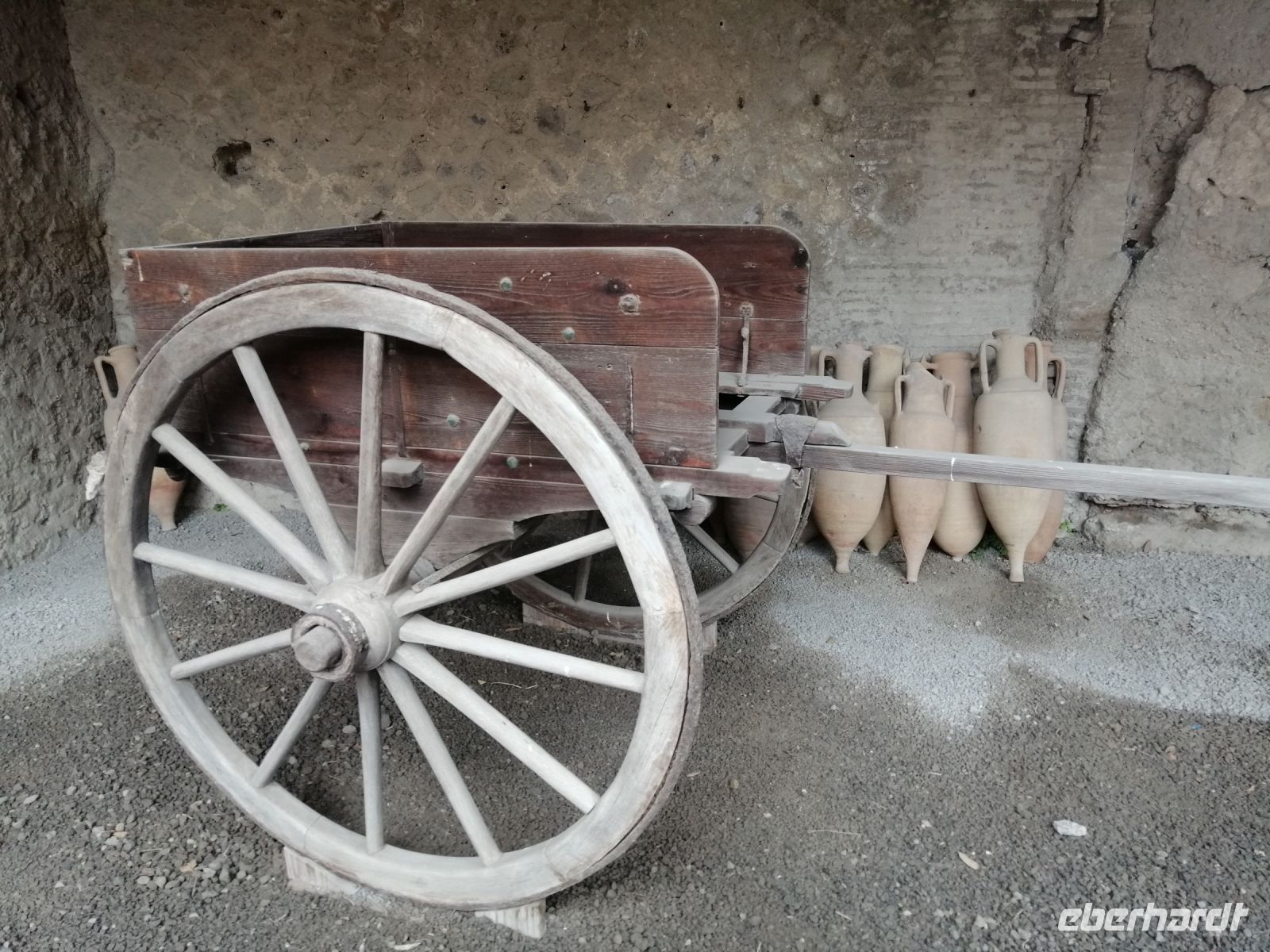 große Holzkarre und Römische Lehmamphoren