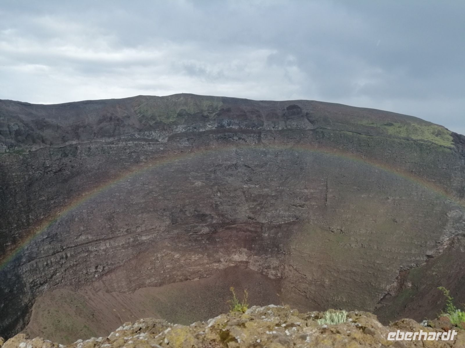 Ein Regenbogen im Krater vom Vesuv als Geschenk der Götter