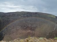 Ein Regenbogen im Krater vom Vesuv als Geschenk der Götter