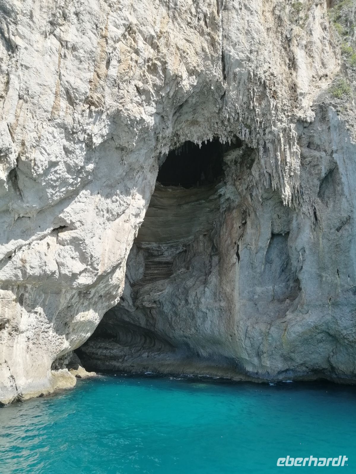 Höhlen, direkt am Meer