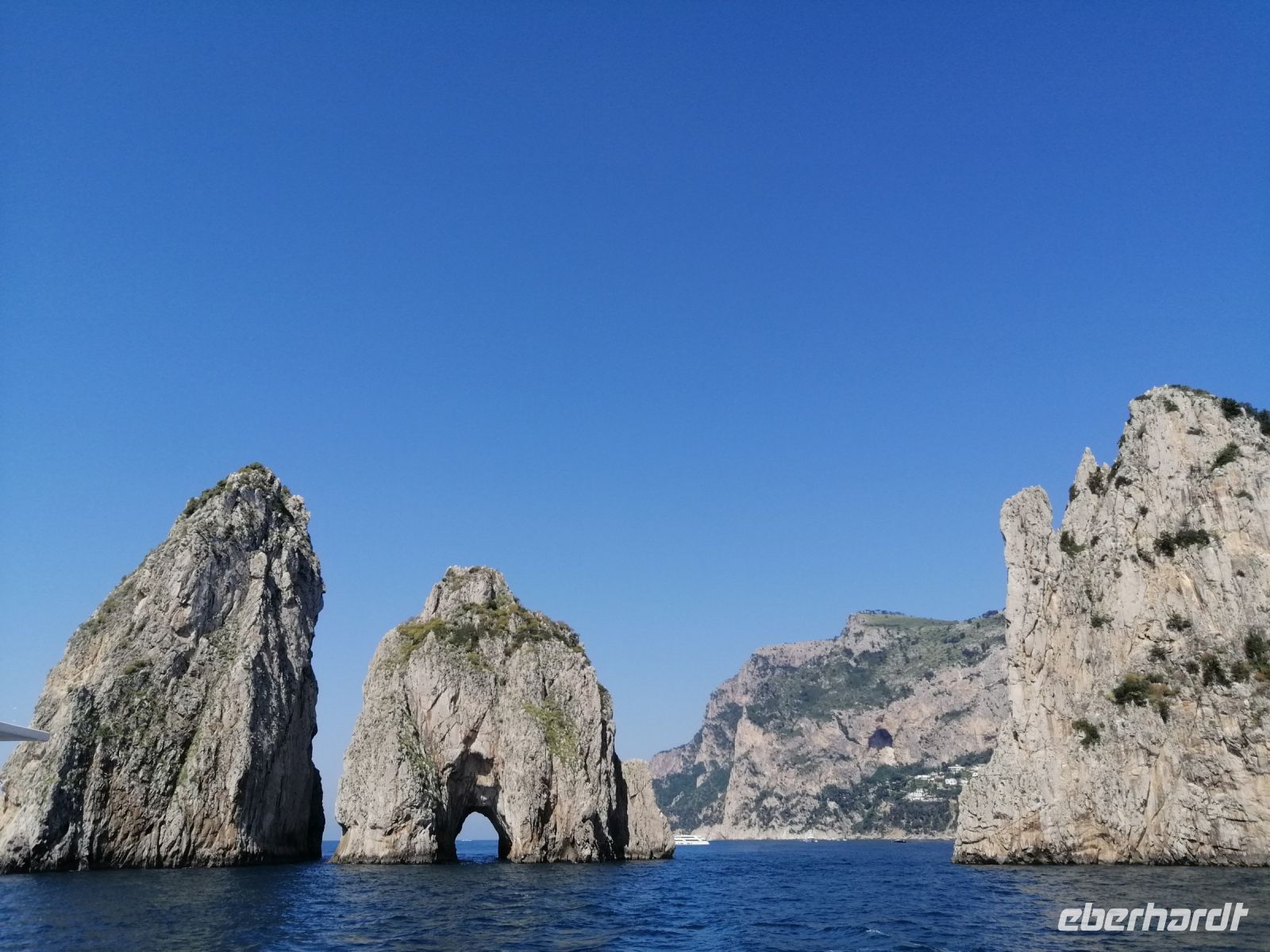Der Faraglioni-Felsen:  Liebesbogen unmittelbar vor der Südostspitze der Insel Capri