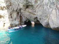blau-grüne lagune mit einem Felsenbruch, Schiffsrundfahrt um Capri