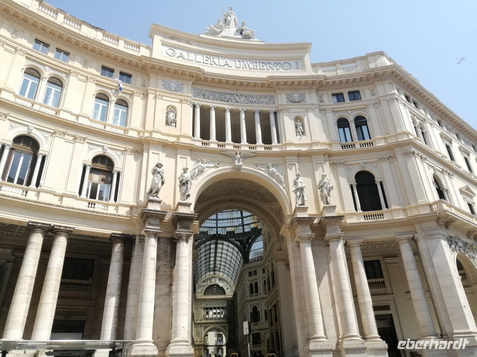 Eingang in die Einkaufspassage Galerie Umberto I, Altstadt von Neapel