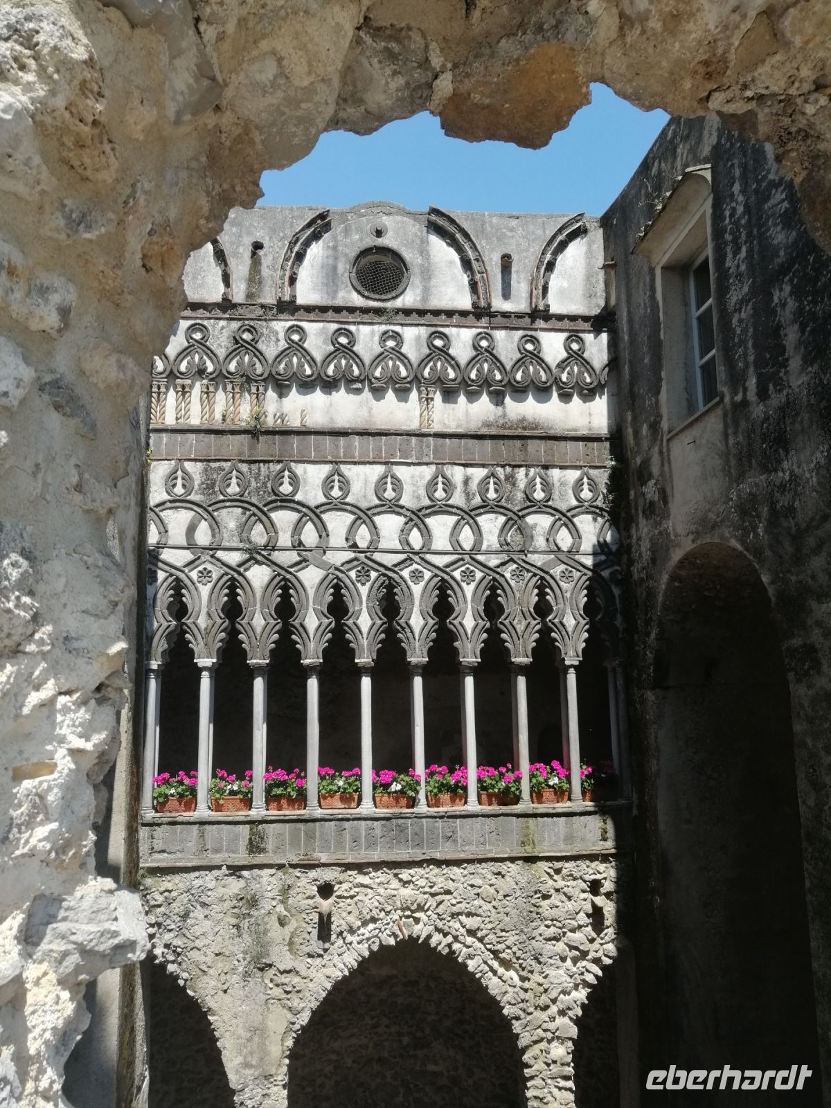 Schöne Aussicht von den berühmten Kreuzgang-Spalten der Villa Rufolo in Ravello